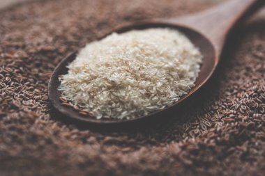Psyllium kabuğu veya dar ovata, tohumlardan elde edilen lif olan isabgol esas olarak Hindistan'da bulundu. Bir kapta moody arka plan üzerinde servis. seçici odak