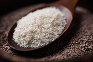Psyllium kabuğu veya dar ovata, tohumlardan elde edilen lif olan isabgol esas olarak Hindistan'da bulundu. Bir kapta moody arka plan üzerinde servis. seçici odak