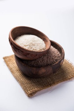 Psyllium kabuğu veya dar ovata, tohumlardan elde edilen lif olan isabgol esas olarak Hindistan'da bulundu. Bir kapta moody arka plan üzerinde servis. seçici odak
