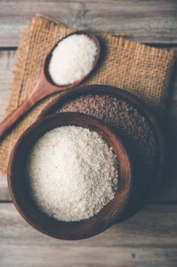 Psyllium kabuğu veya dar ovata, tohumlardan elde edilen lif olan isabgol esas olarak Hindistan'da bulundu. Bir kapta moody arka plan üzerinde servis. seçici odak