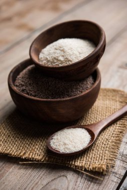 Psyllium kabuğu veya dar ovata, tohumlardan elde edilen lif olan isabgol esas olarak Hindistan'da bulundu. Bir kapta moody arka plan üzerinde servis. seçici odak