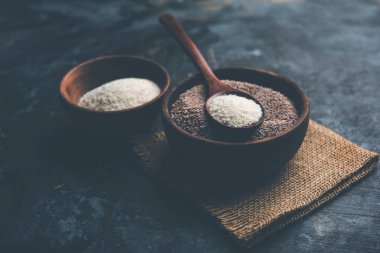 Psyllium kabuğu veya dar ovata, tohumlardan elde edilen lif olan isabgol esas olarak Hindistan'da bulundu. Bir kapta moody arka plan üzerinde servis. seçici odak