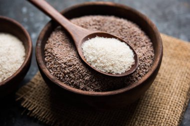Psyllium kabuğu veya dar ovata, tohumlardan elde edilen lif olan isabgol esas olarak Hindistan'da bulundu. Bir kapta moody arka plan üzerinde servis. seçici odak