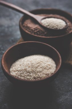 Psyllium kabuğu veya dar ovata, tohumlardan elde edilen lif olan isabgol esas olarak Hindistan'da bulundu. Bir kapta moody arka plan üzerinde servis. seçici odak