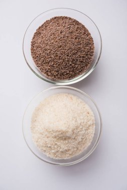Psyllium kabuğu veya dar ovata, tohumlardan elde edilen lif olan isabgol esas olarak Hindistan'da bulundu. Bir kapta moody arka plan üzerinde servis. seçici odak