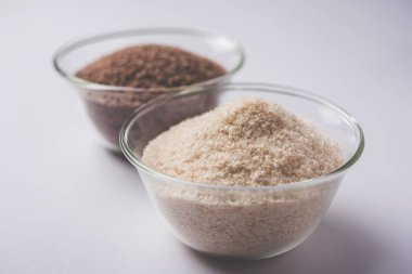 Psyllium kabuğu veya dar ovata, tohumlardan elde edilen lif olan isabgol esas olarak Hindistan'da bulundu. Bir kapta moody arka plan üzerinde servis. seçici odak