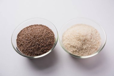 Psyllium kabuğu veya dar ovata, tohumlardan elde edilen lif olan isabgol esas olarak Hindistan'da bulundu. Bir kapta moody arka plan üzerinde servis. seçici odak