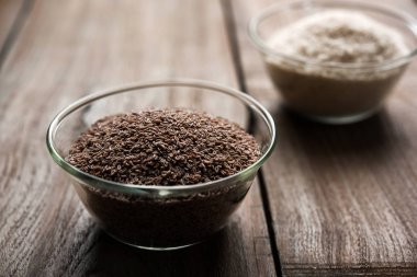 Psyllium kabuğu veya dar ovata, tohumlardan elde edilen lif olan isabgol esas olarak Hindistan'da bulundu. Bir kapta moody arka plan üzerinde servis. seçici odak