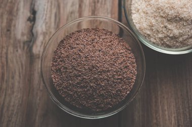 Psyllium kabuğu veya dar ovata, tohumlardan elde edilen lif olan isabgol esas olarak Hindistan'da bulundu. Bir kapta moody arka plan üzerinde servis. seçici odak