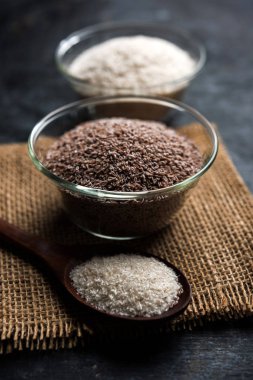Psyllium kabuğu veya dar ovata, tohumlardan elde edilen lif olan isabgol esas olarak Hindistan'da bulundu. Bir kapta moody arka plan üzerinde servis. seçici odak