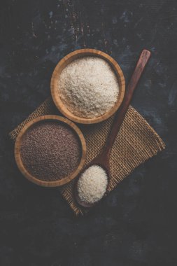 Psyllium kabuğu veya dar ovata, tohumlardan elde edilen lif olan isabgol esas olarak Hindistan'da bulundu. Bir kapta moody arka plan üzerinde servis. seçici odak