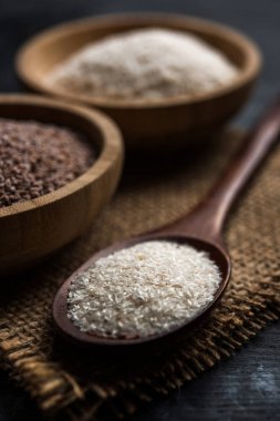 Psyllium kabuğu veya dar ovata, tohumlardan elde edilen lif olan isabgol esas olarak Hindistan'da bulundu. Bir kapta moody arka plan üzerinde servis. seçici odak
