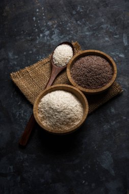 Psyllium kabuğu veya dar ovata, tohumlardan elde edilen lif olan isabgol esas olarak Hindistan'da bulundu. Bir kapta moody arka plan üzerinde servis. seçici odak
