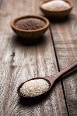 Psyllium kabuğu veya dar ovata, tohumlardan elde edilen lif olan isabgol esas olarak Hindistan'da bulundu. Bir kapta moody arka plan üzerinde servis. seçici odak