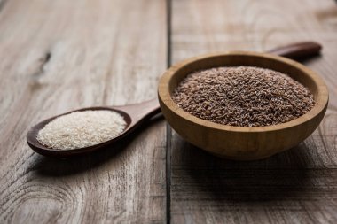 Psyllium kabuğu veya dar ovata, tohumlardan elde edilen lif olan isabgol esas olarak Hindistan'da bulundu. Bir kapta moody arka plan üzerinde servis. seçici odak