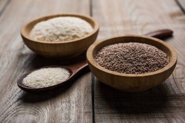 Psyllium kabuğu veya dar ovata, tohumlardan elde edilen lif olan isabgol esas olarak Hindistan'da bulundu. Bir kapta moody arka plan üzerinde servis. seçici odak