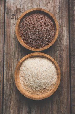 Psyllium kabuğu veya dar ovata, tohumlardan elde edilen lif olan isabgol esas olarak Hindistan'da bulundu. Bir kapta moody arka plan üzerinde servis. seçici odak