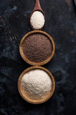 Psyllium kabuğu veya dar ovata, tohumlardan elde edilen lif olan isabgol esas olarak Hindistan'da bulundu. Bir kapta moody arka plan üzerinde servis. seçici odak