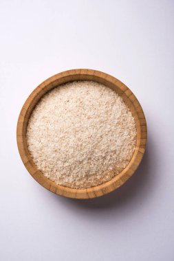 Psyllium kabuğu veya dar ovata, tohumlardan elde edilen lif olan isabgol esas olarak Hindistan'da bulundu. Bir kapta moody arka plan üzerinde servis. seçici odak