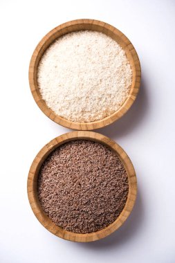 Psyllium kabuğu veya dar ovata, tohumlardan elde edilen lif olan isabgol esas olarak Hindistan'da bulundu. Bir kapta moody arka plan üzerinde servis. seçici odak