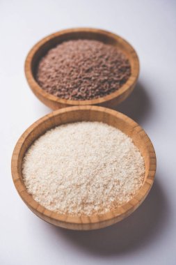 Psyllium kabuğu veya dar ovata, tohumlardan elde edilen lif olan isabgol esas olarak Hindistan'da bulundu. Bir kapta moody arka plan üzerinde servis. seçici odak