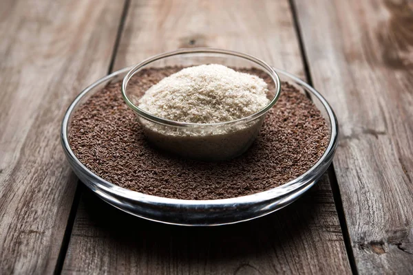 Psyllium kabuğu veya dar ovata, tohumlardan elde edilen lif olan isabgol esas olarak Hindistan'da bulundu. Bir kapta moody arka plan üzerinde servis. seçici odak