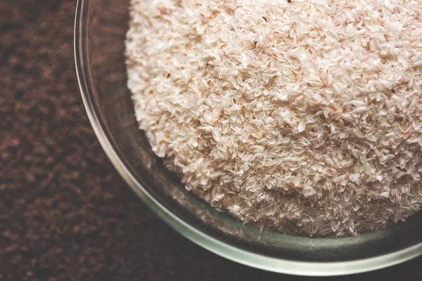 Psyllium kabuğu veya dar ovata, tohumlardan elde edilen lif olan isabgol esas olarak Hindistan'da bulundu. Bir kapta moody arka plan üzerinde servis. seçici odak