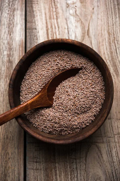 Psyllium kabuğu veya dar ovata, tohumlardan elde edilen lif olan isabgol esas olarak Hindistan'da bulundu. Bir kapta moody arka plan üzerinde servis. seçici odak