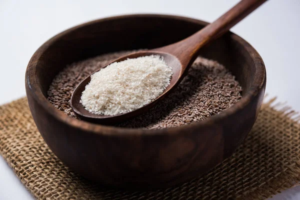 Psyllium kabuğu veya dar ovata, tohumlardan elde edilen lif olan isabgol esas olarak Hindistan'da bulundu. Bir kapta moody arka plan üzerinde servis. seçici odak