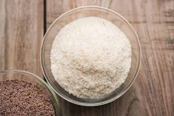 Psyllium kabuğu veya dar ovata, tohumlardan elde edilen lif olan isabgol esas olarak Hindistan'da bulundu. Bir kapta moody arka plan üzerinde servis. seçici odak