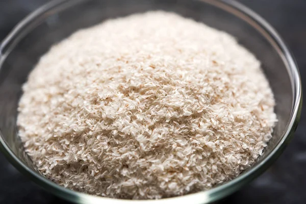 Psyllium kabuğu veya dar ovata, tohumlardan elde edilen lif olan isabgol esas olarak Hindistan'da bulundu. Bir kapta moody arka plan üzerinde servis. seçici odak