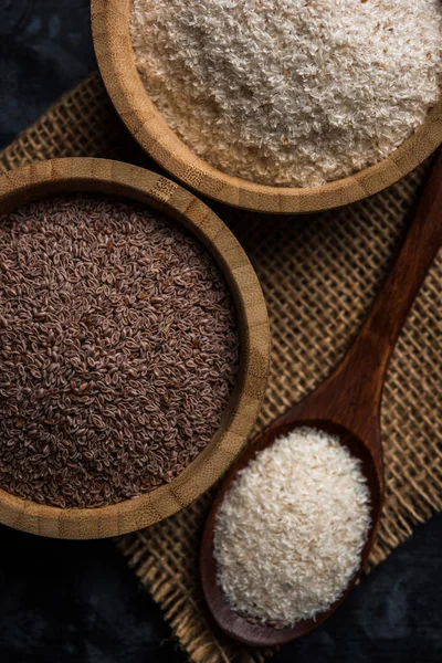 Psyllium kabuğu veya dar ovata, tohumlardan elde edilen lif olan isabgol esas olarak Hindistan'da bulundu. Bir kapta moody arka plan üzerinde servis. seçici odak