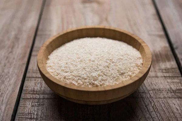 Psyllium kabuğu veya dar ovata, tohumlardan elde edilen lif olan isabgol esas olarak Hindistan'da bulundu. Bir kapta moody arka plan üzerinde servis. seçici odak