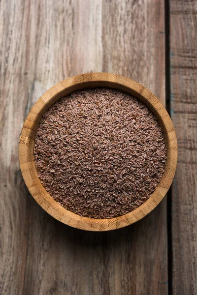 Psyllium kabuğu veya dar ovata, tohumlardan elde edilen lif olan isabgol esas olarak Hindistan'da bulundu. Bir kapta moody arka plan üzerinde servis. seçici odak