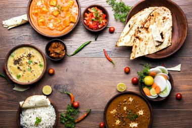 Öğle veya akşam yemeği, pilav, mercimek, paneer, dal makhani, naan, Hint turşusu, çeşitli Hint Gıda moody arka plan üzerinde baharatlar. seçici odak