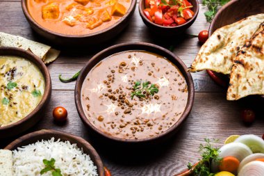 Öğle veya akşam yemeği, pilav, mercimek, paneer, dal makhani, naan, Hint turşusu, çeşitli Hint Gıda moody arka plan üzerinde baharatlar. seçici odak