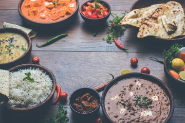 Öğle veya akşam yemeği, pilav, mercimek, paneer, dal makhani, naan, Hint turşusu, çeşitli Hint Gıda moody arka plan üzerinde baharatlar. seçici odak