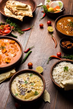 Öğle veya akşam yemeği, pilav, mercimek, paneer, dal makhani, naan, Hint turşusu, çeşitli Hint Gıda moody arka plan üzerinde baharatlar. seçici odak