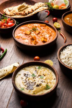 Öğle veya akşam yemeği, pilav, mercimek, paneer, dal makhani, naan, Hint turşusu, çeşitli Hint Gıda moody arka plan üzerinde baharatlar. seçici odak