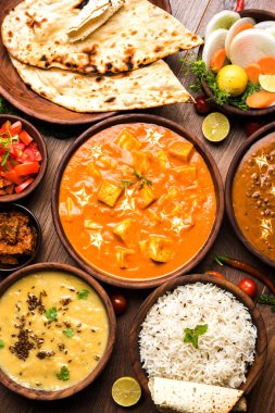 Öğle veya akşam yemeği, pilav, mercimek, paneer, dal makhani, naan, Hint turşusu, çeşitli Hint Gıda moody arka plan üzerinde baharatlar. seçici odak