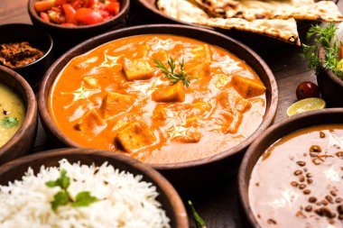 Öğle veya akşam yemeği, pilav, mercimek, paneer, dal makhani, naan, Hint turşusu, çeşitli Hint Gıda moody arka plan üzerinde baharatlar. seçici odak