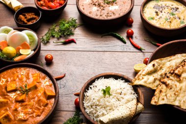 Öğle veya akşam yemeği, pilav, mercimek, paneer, dal makhani, naan, Hint turşusu, çeşitli Hint Gıda moody arka plan üzerinde baharatlar. seçici odak