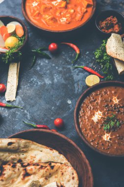 Öğle veya akşam yemeği, pilav, mercimek, paneer, dal makhani, naan, Hint turşusu, çeşitli Hint Gıda moody arka plan üzerinde baharatlar. seçici odak