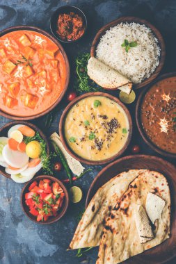 Öğle veya akşam yemeği, pilav, mercimek, paneer, dal makhani, naan, Hint turşusu, çeşitli Hint Gıda moody arka plan üzerinde baharatlar. seçici odak