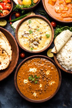 Öğle veya akşam yemeği, pilav, mercimek, paneer, dal makhani, naan, Hint turşusu, çeşitli Hint Gıda moody arka plan üzerinde baharatlar. seçici odak