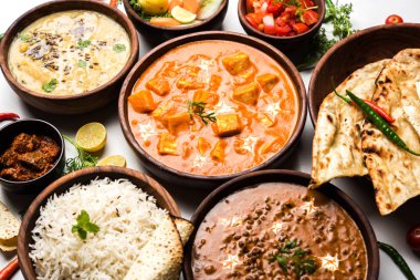Öğle veya akşam yemeği, pilav, mercimek, paneer, dal makhani, naan, Hint turşusu, çeşitli Hint Gıda moody arka plan üzerinde baharatlar. seçici odak