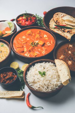 Öğle veya akşam yemeği, pilav, mercimek, paneer, dal makhani, naan, Hint turşusu, çeşitli Hint Gıda moody arka plan üzerinde baharatlar. seçici odak