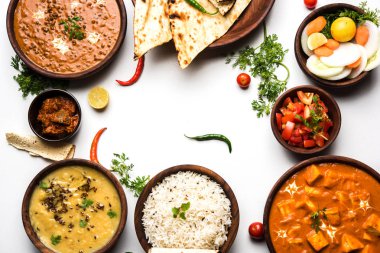 Öğle veya akşam yemeği, pilav, mercimek, paneer, dal makhani, naan, Hint turşusu, çeşitli Hint Gıda moody arka plan üzerinde baharatlar. seçici odak