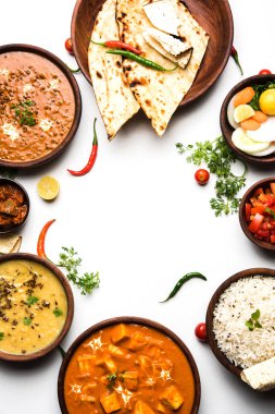 Öğle veya akşam yemeği, pilav, mercimek, paneer, dal makhani, naan, Hint turşusu, çeşitli Hint Gıda moody arka plan üzerinde baharatlar. seçici odak