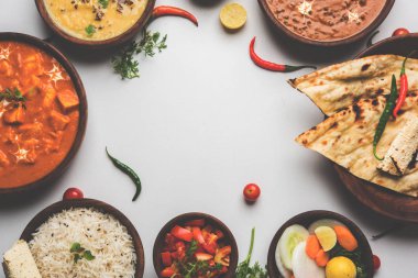 Öğle veya akşam yemeği, pilav, mercimek, paneer, dal makhani, naan, Hint turşusu, çeşitli Hint Gıda moody arka plan üzerinde baharatlar. seçici odak